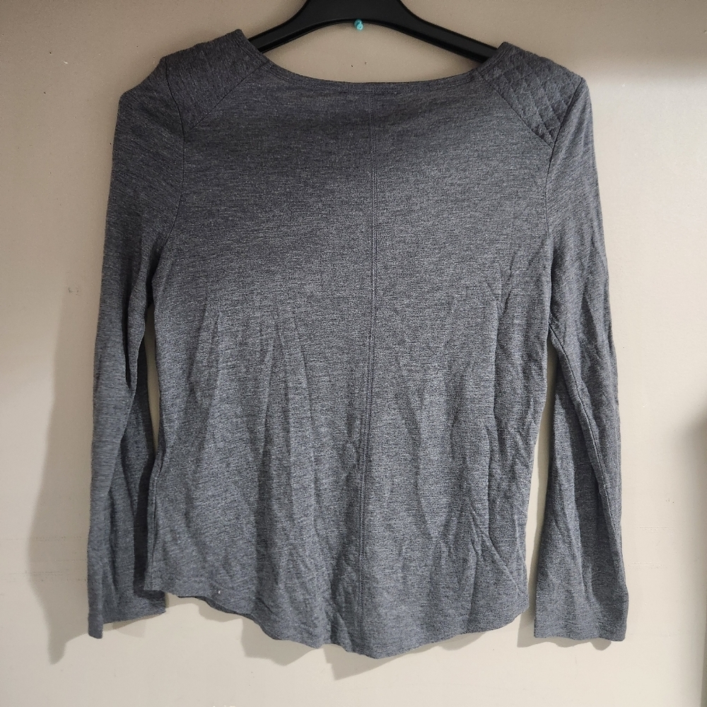 Banana Republic Long Sleeve Grey Tee Quikted Shoulder Size M - Picture 4 of 4